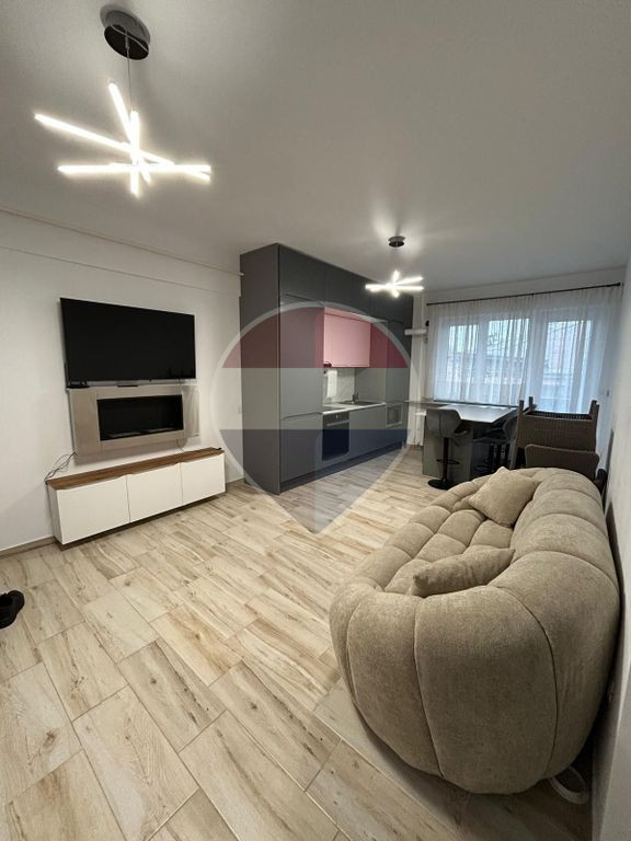 Apartament cu 3 camere de închiriat în zona Central