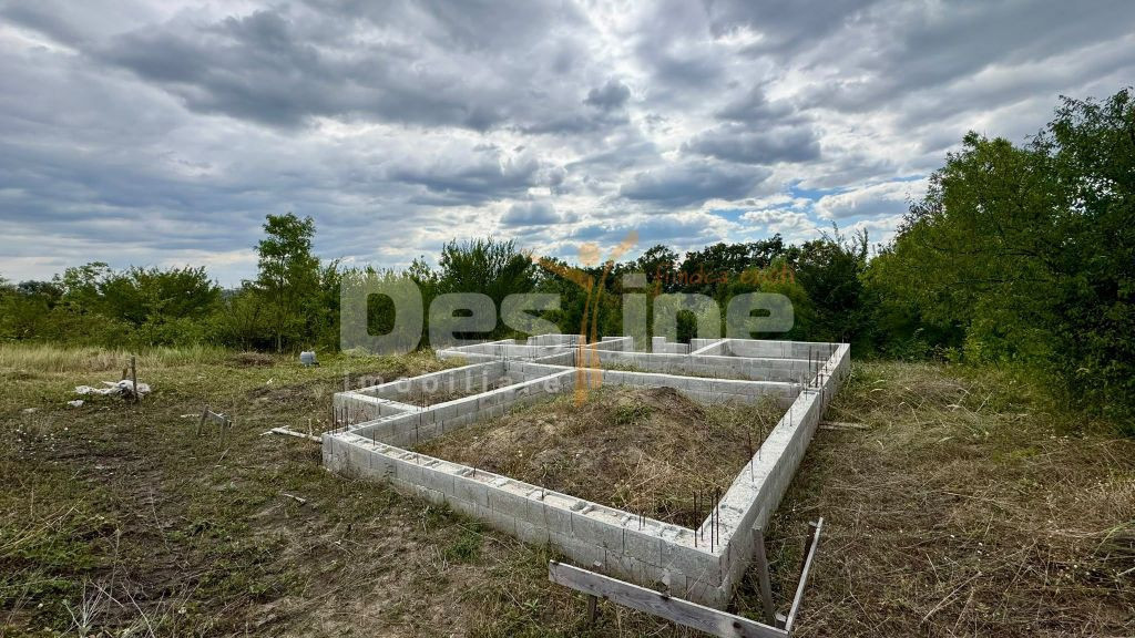 Teren intravilan cu fundatie - Strada Dimitrie Cantemir