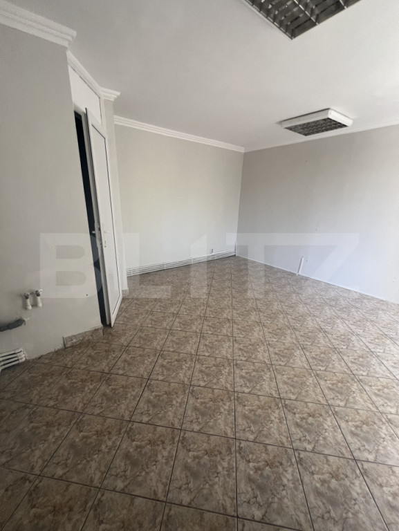Spatiu comercial pentru birou sau salon, 18.50 mp, zona Blvd