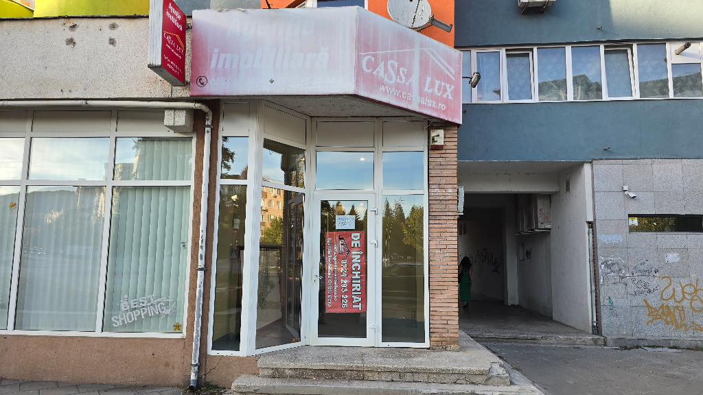 Inchiriez spatiu comercial in Deva, zona Bld Decebal colt cu I. Maniu