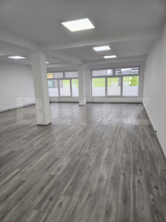 Spatiu comercial, 3 birouri, 220 mp, zona Mall Bistrita