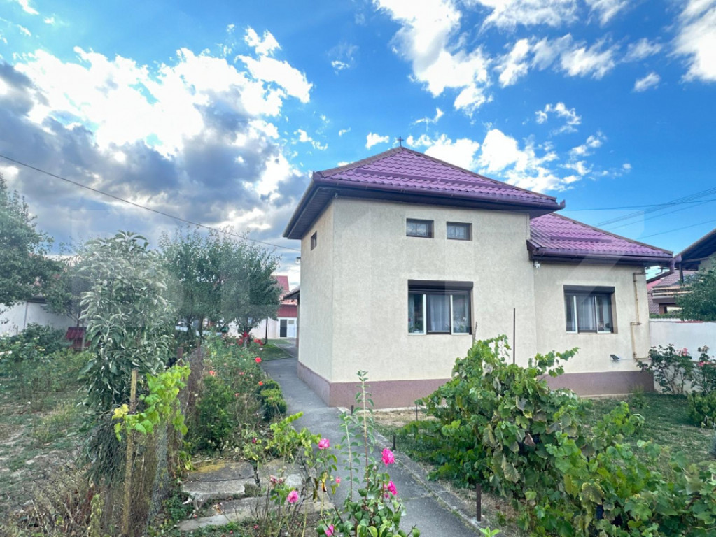 Casa cu 2 apartamente, 210 mp, teren 800 mp, zona Rasnov