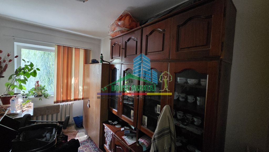 Apartament 3 camere la etajul 1 – Zonă Comisariat