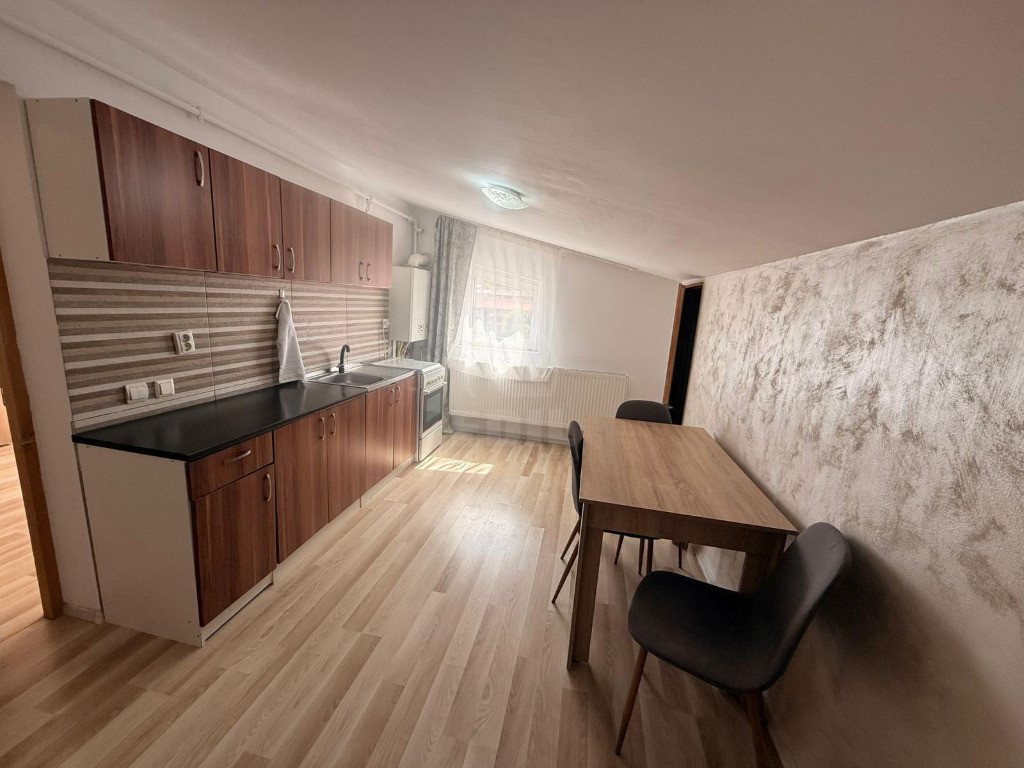 Apartament 3 camere semidecomandat zona Eroilor