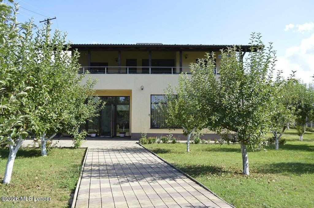 Titesti - Casa la Cheie D+P+M, 254 Mp, Teren 1130 Mp