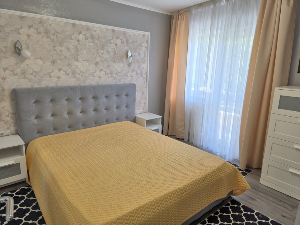 Proprietar vând apartament 4 camere,90m² utili,situat parter,Ostroveni