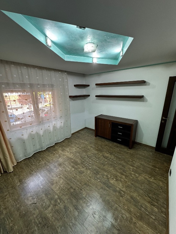 Proprietar vând apartament cu 4 camere, 90 m² utili, situat la parter,