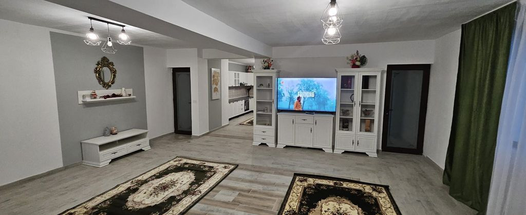 Vila P+1E, 7 camere, curte amenajata - zona Mall, George ...