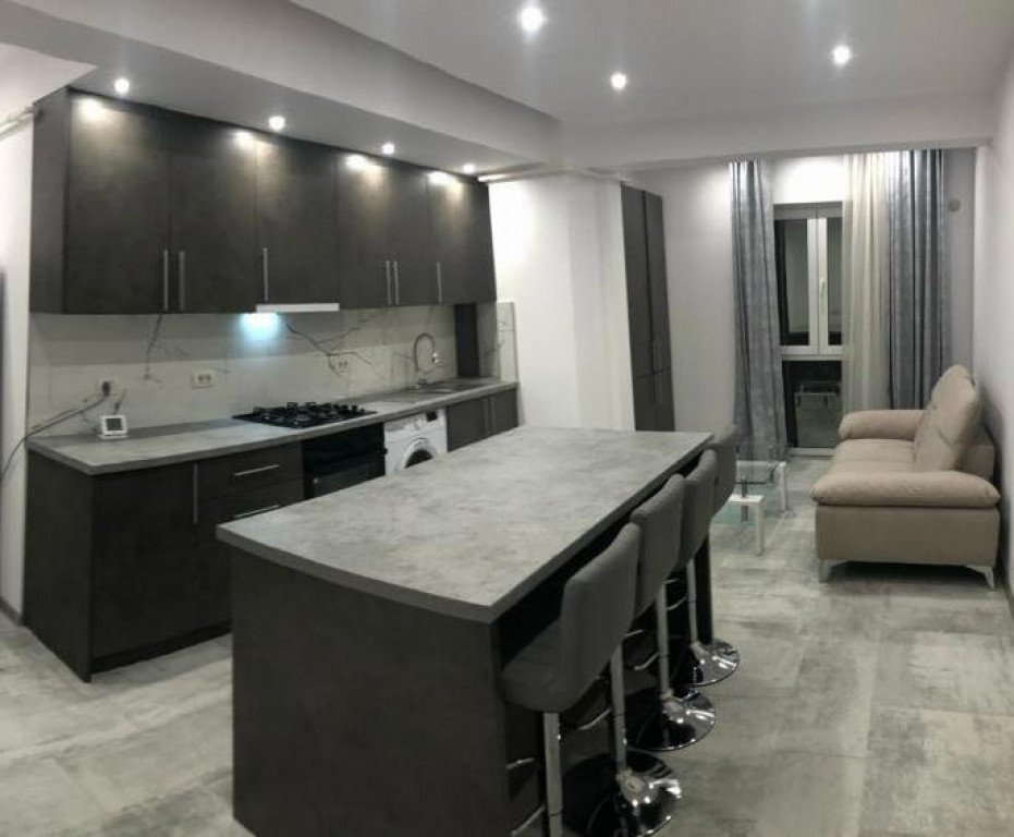 Apartament de inchiriat , 4 camere , bloc nou