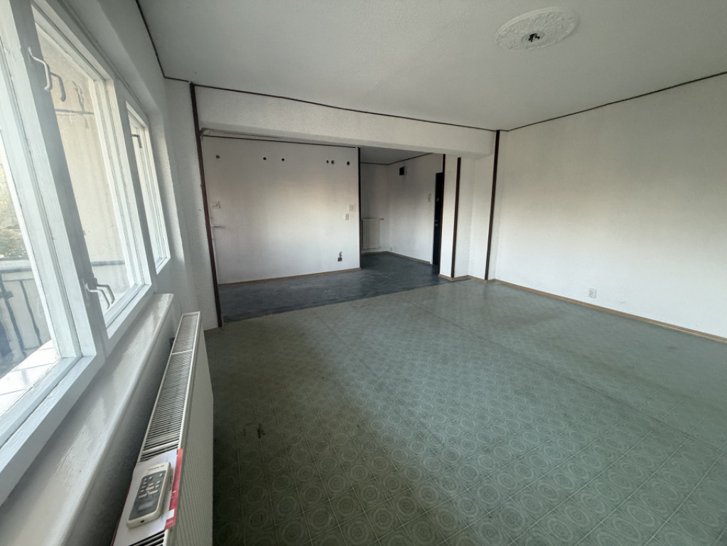 Garsonieră cu balcon, 35.84 mp, etaj 1, Strada Lupeni - Plo
