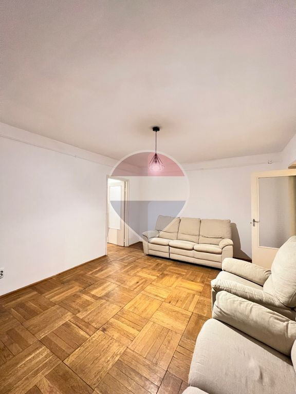 Apartament cu 3 camere de închiriat în zona Bancilor