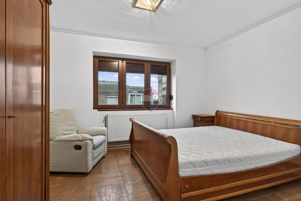 Apartament cu 3 camere de închiriat în zona Bancilor