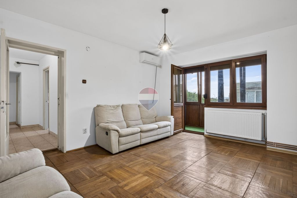 Apartament cu 3 camere de închiriat în zona Bancilor