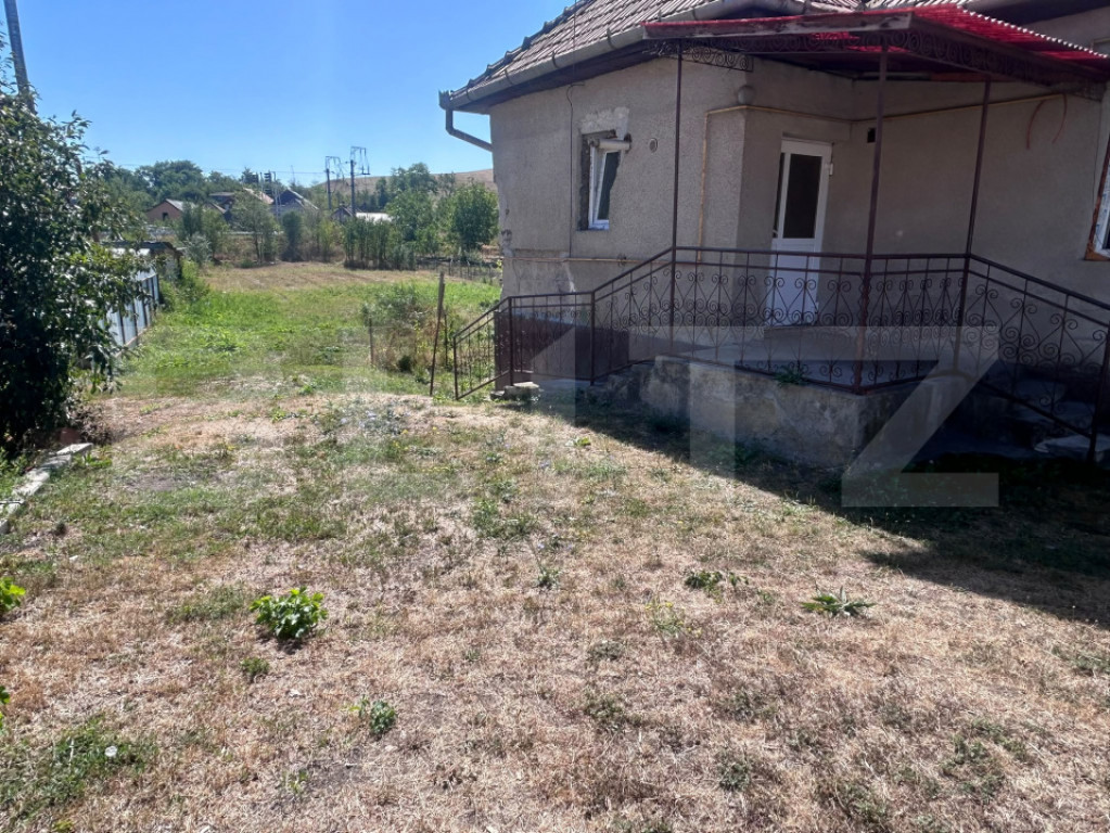 Casa demolabila, 68 mp, teren 1200 mp intravilan, zona Apahi