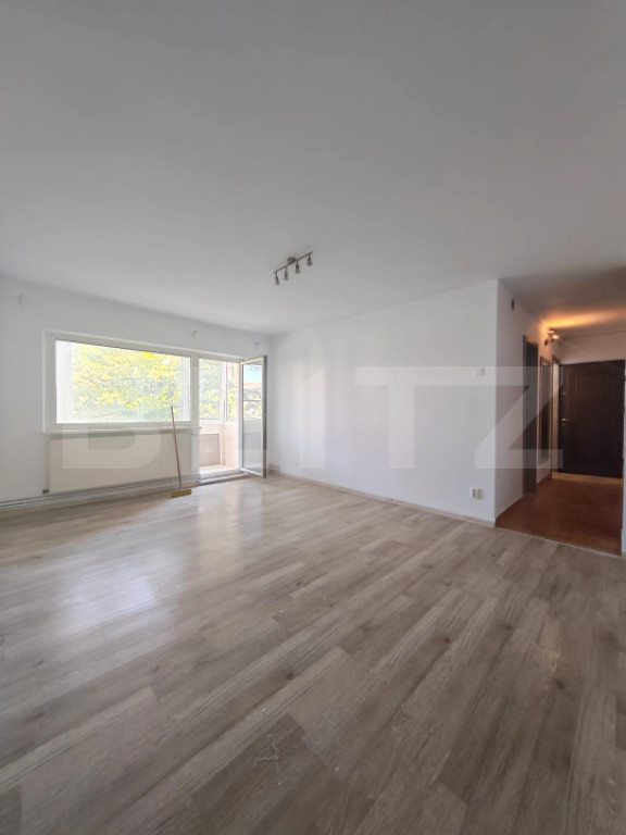Apartament spațios, 4 camere, 2 bai, 2 balcoane,etaj interm