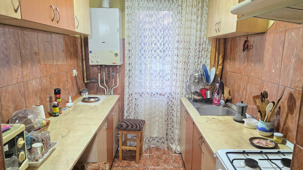 Vand apartament 3 camere semidecomandat in Deva, zona Micro 15, etaj 1