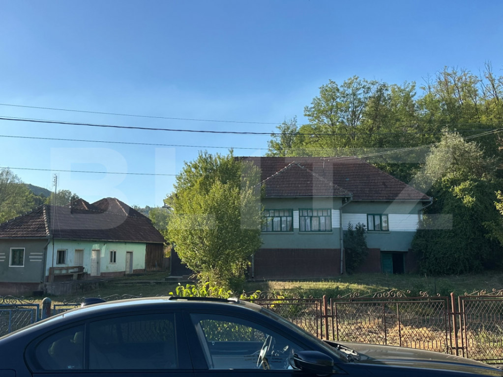 Proprietate cu 7.247 mp teren intravilan și multiple constr