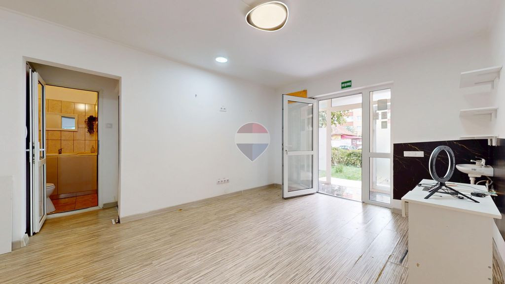 Spațiu comercial de închiriat (44 mp) în Brașov, Cart...
