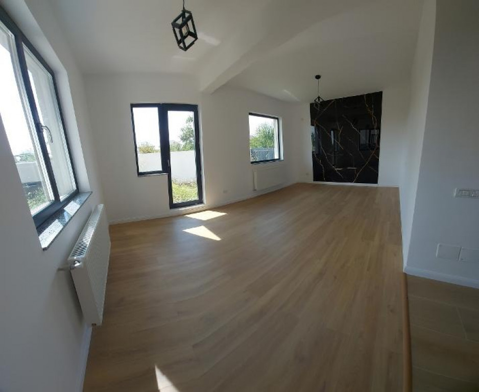 MUTARE IMEDIATA-single 5 camere, super compartimentare