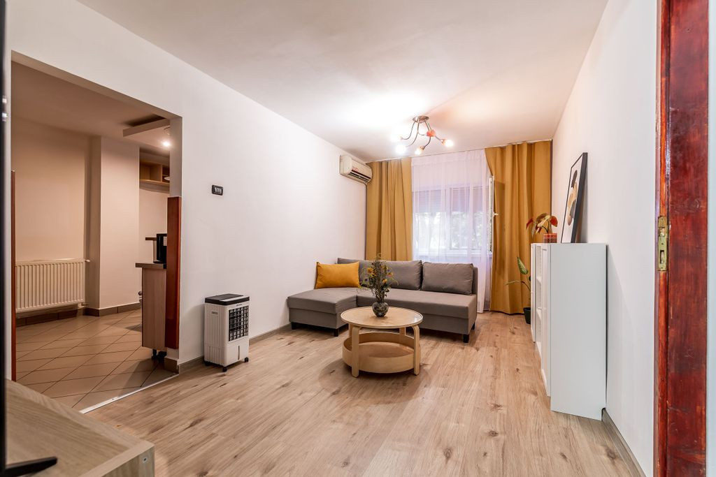 Apartament 4 camere la parter, acces direct din stradă i...