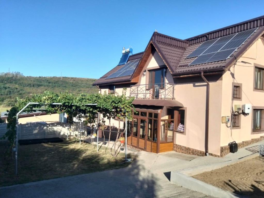 Casa P+1, 150 mp utili, 3940 mp teren, panouri fotovoltaice,