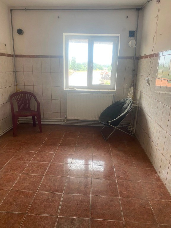 Apartament 2 camere decomandate,2 balcoane zona Poarta 6