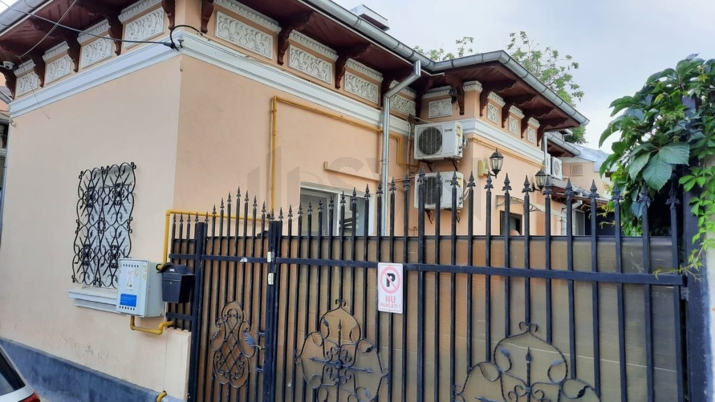 Vila spatioasa de l aproape de Primaria Sector 1