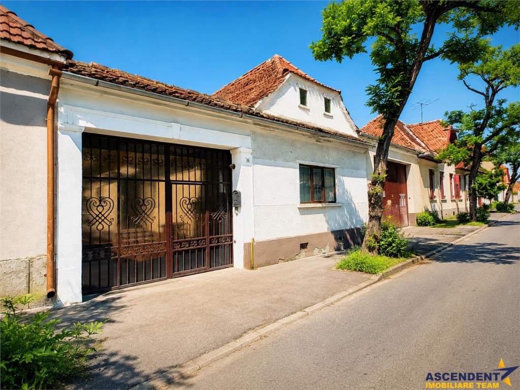 Casa cu 4 camere, garaj, pivnita boltita si potential, Braso