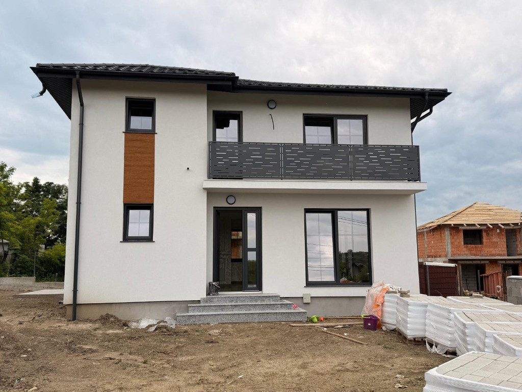 Casa cu etaj zona centrala in Cismea
