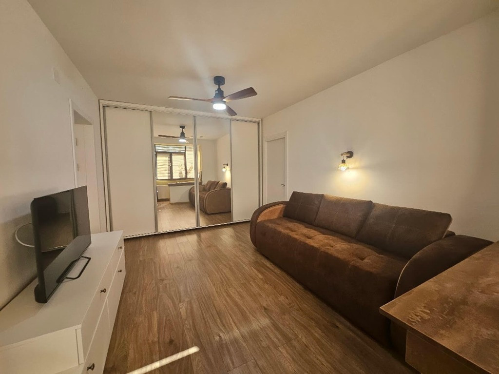 Ap 3 cam Craiovei, renovat, mobilat, 105000 EURO