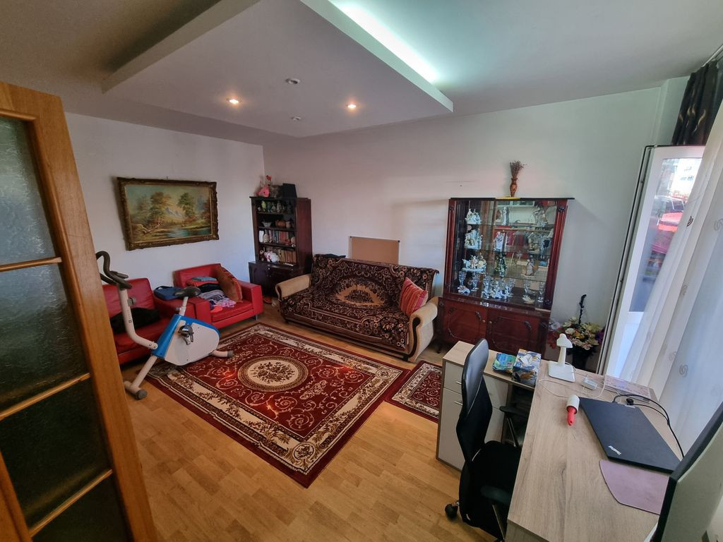 Apartament 2 camere zona Poarta 6