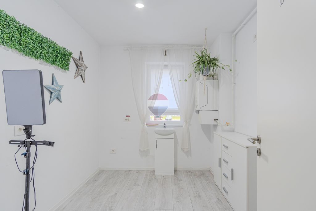 Cameră 13 mp de închiriat | Salon Beauty | Kasper Coresi