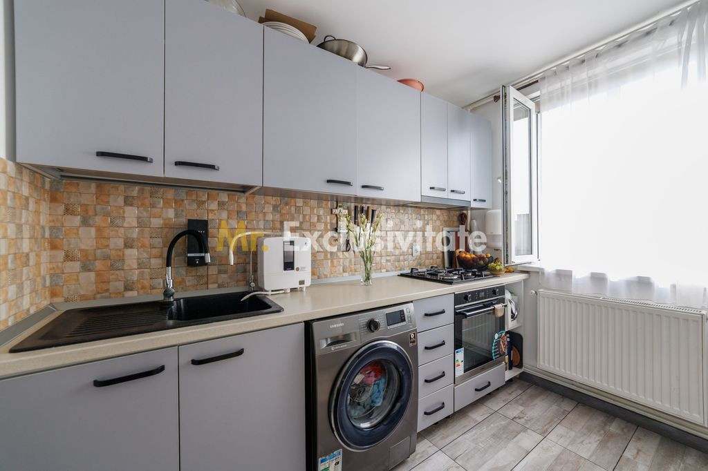 Apartament 3 camere decomandat, 2 balcoane și loc de par...