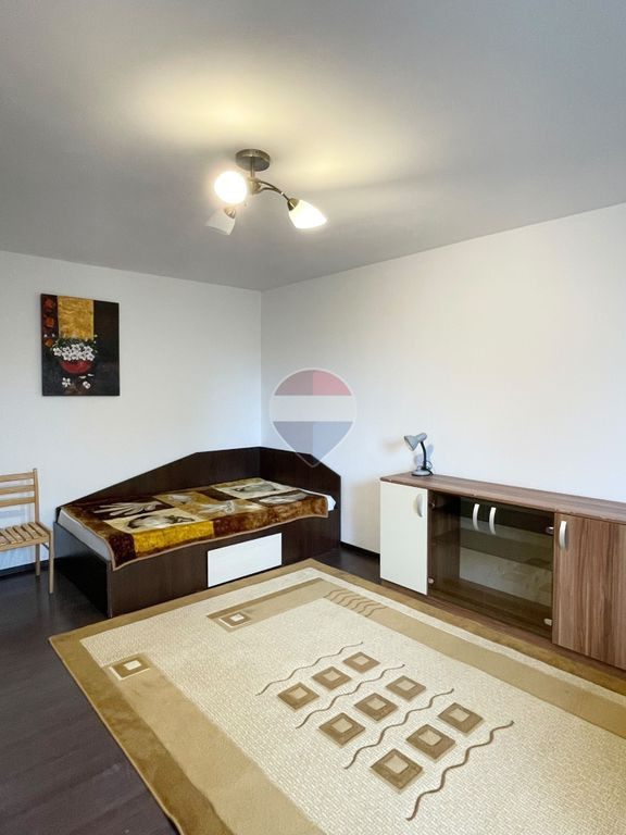 Apartament cu 1 cameră, balcon închis și boxă pe str....