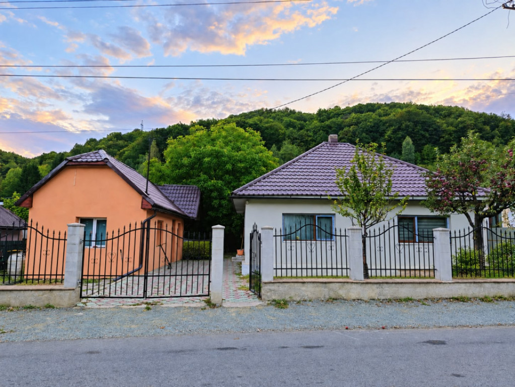 Casă cu 2 dormitoare și construcție secundară – Baia