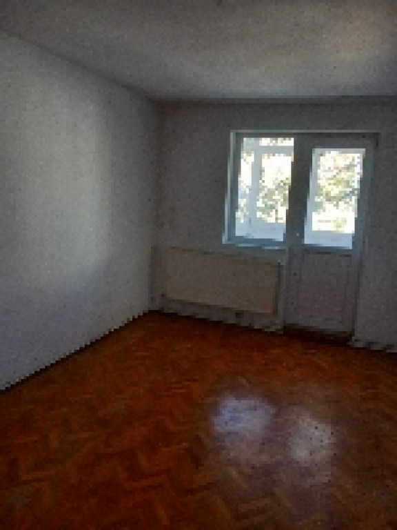 Apartament cu 3 camere de vânzare Micro 14