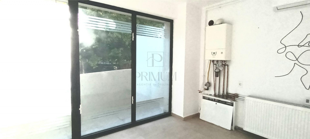 Spatiu comercial renovat cu 2 vitrine mari 11 ml, pe colt -
