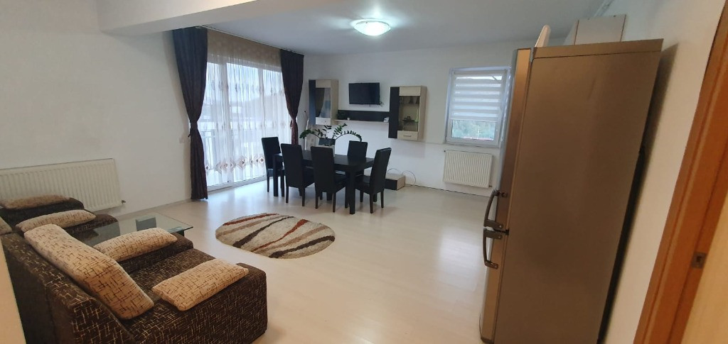 Inchiriez apartament 3 camere Vest in spate la Vivo