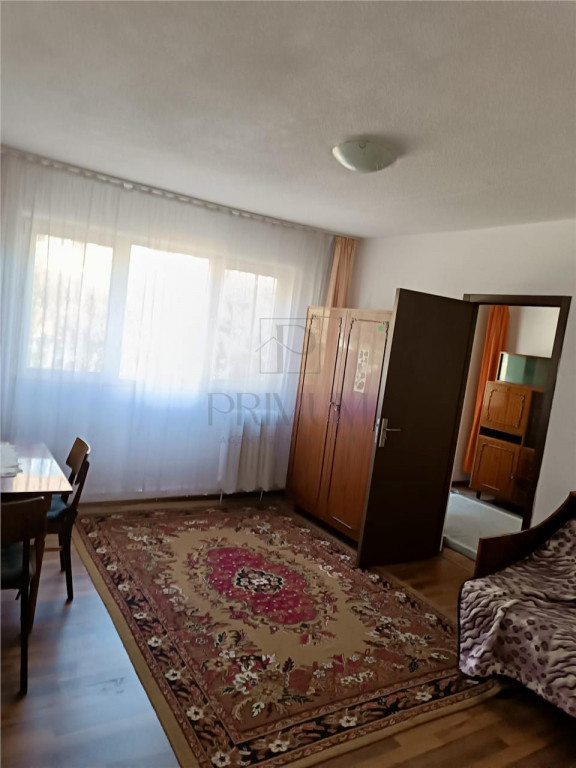 Girocului, 2 camere, semidecomandat, etaj 1