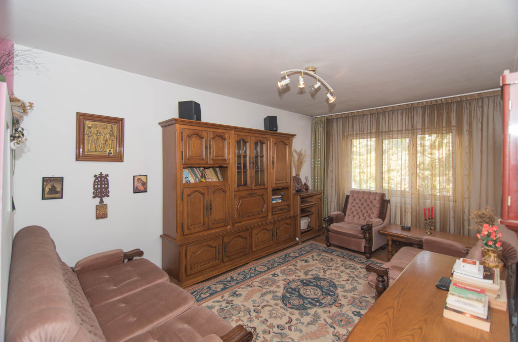 Rar pe piață - Apartament cu 3 camere, decomandat, Etaj 1
