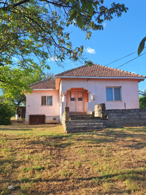 Casa de vanzare cu teren generos de 1.686 mp, Comuna Calaras