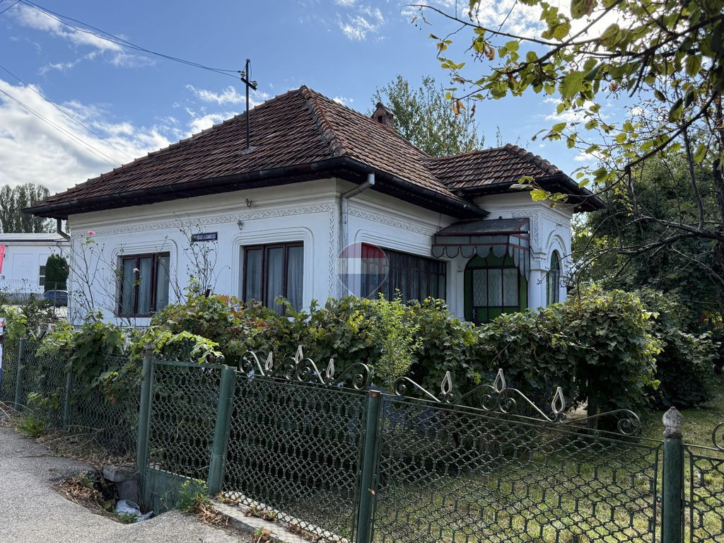 Casă de vânzare cu 6 camere in Câmpulung - zona Sud