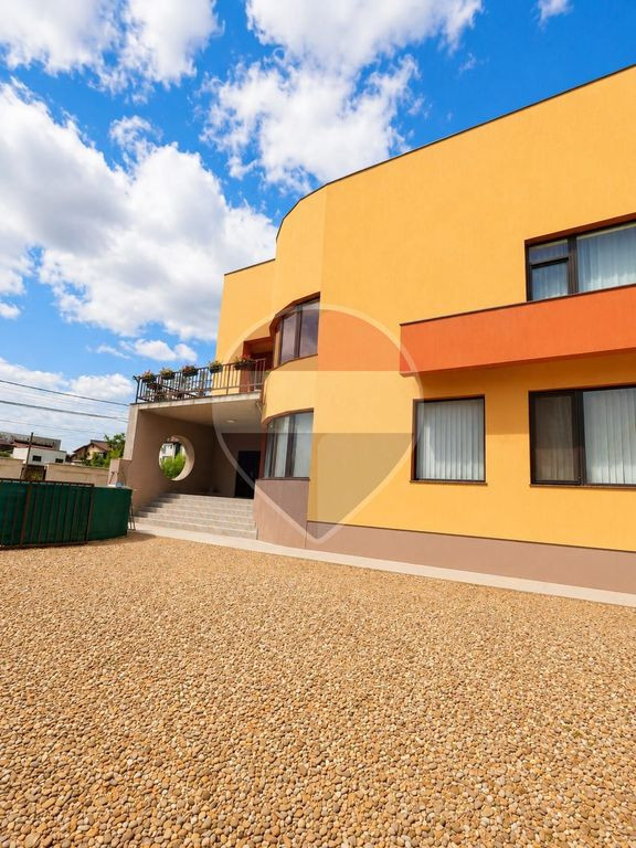 Casă / Vilă cu 12 camere de închiriat în zona Fundeni