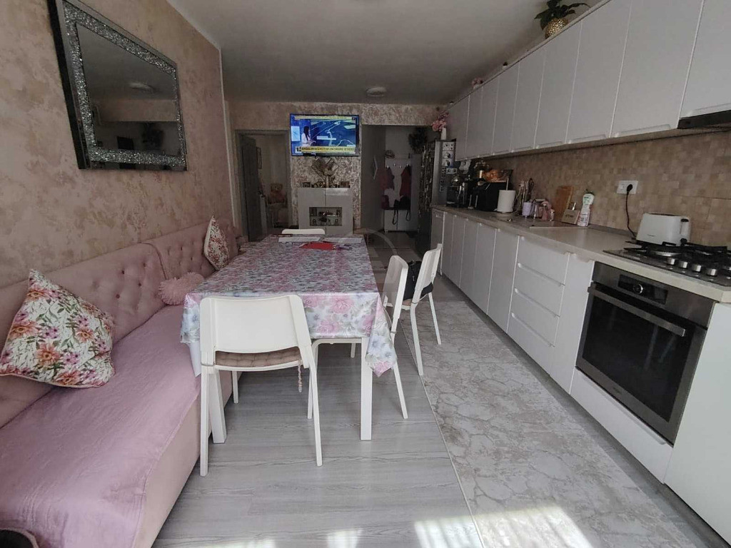 Apartament 3 camere semidecomandat zona Florilor