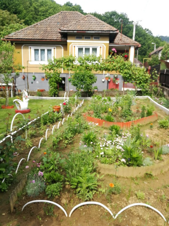 Ferneziu, casa cu anexe