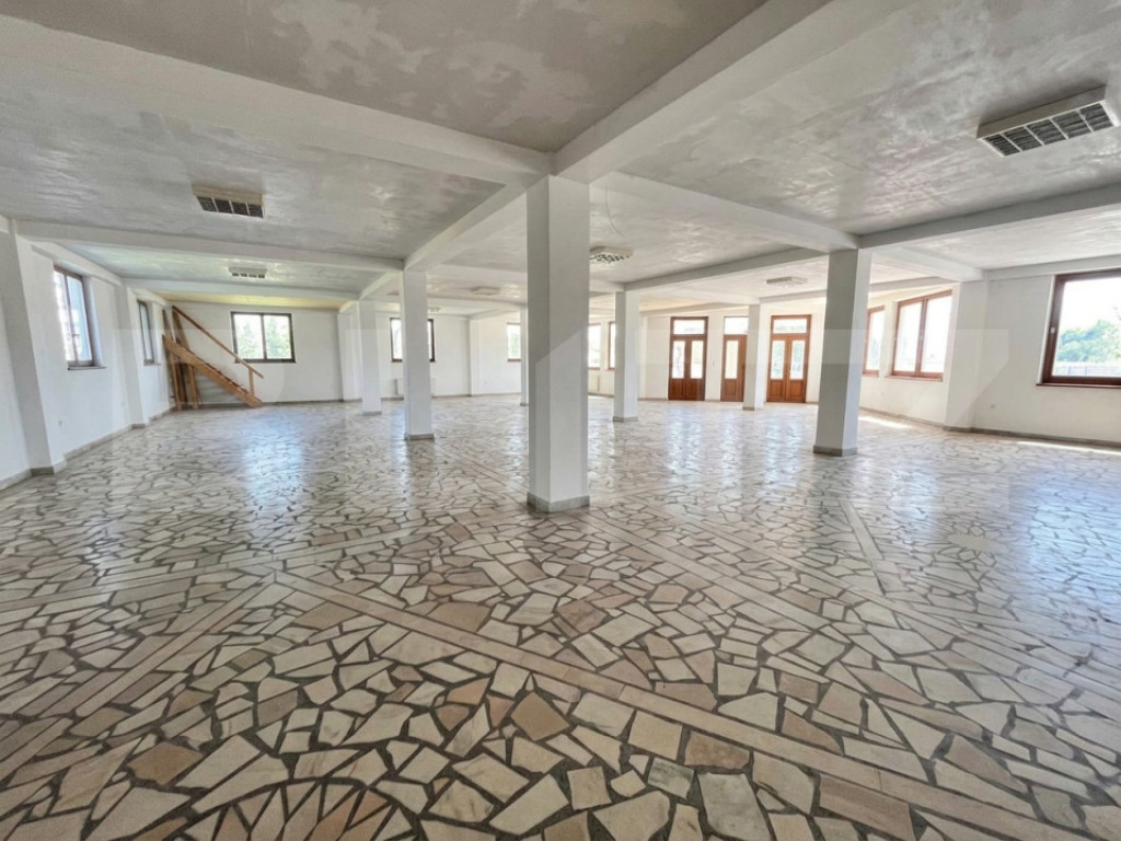 Spatiu Comercial cu vitrina, 305 mp, tavan inalt, zona Liber
