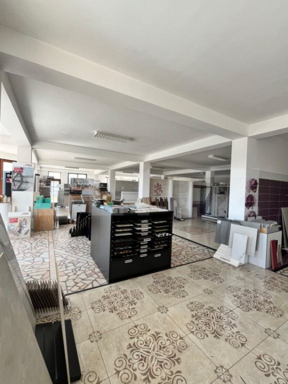 Spatiu Comercial cu vitrina, 365 mp, tavan inalt, zona Liber