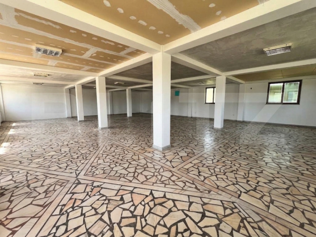 Spatiu cu vitrina, etaj 1, tavan inalt, zona Libertatii Sano