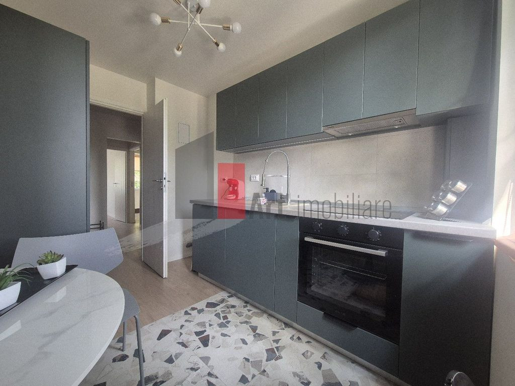 Inchiriez apartament 4 camere, complet renovat,