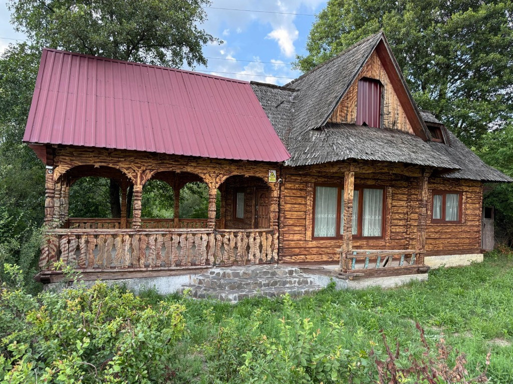 Lapusel, cabana traditionala cu priveliste la lac